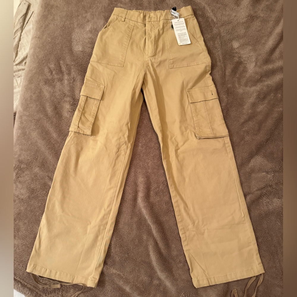 Small NWT Tan Cargo Pants